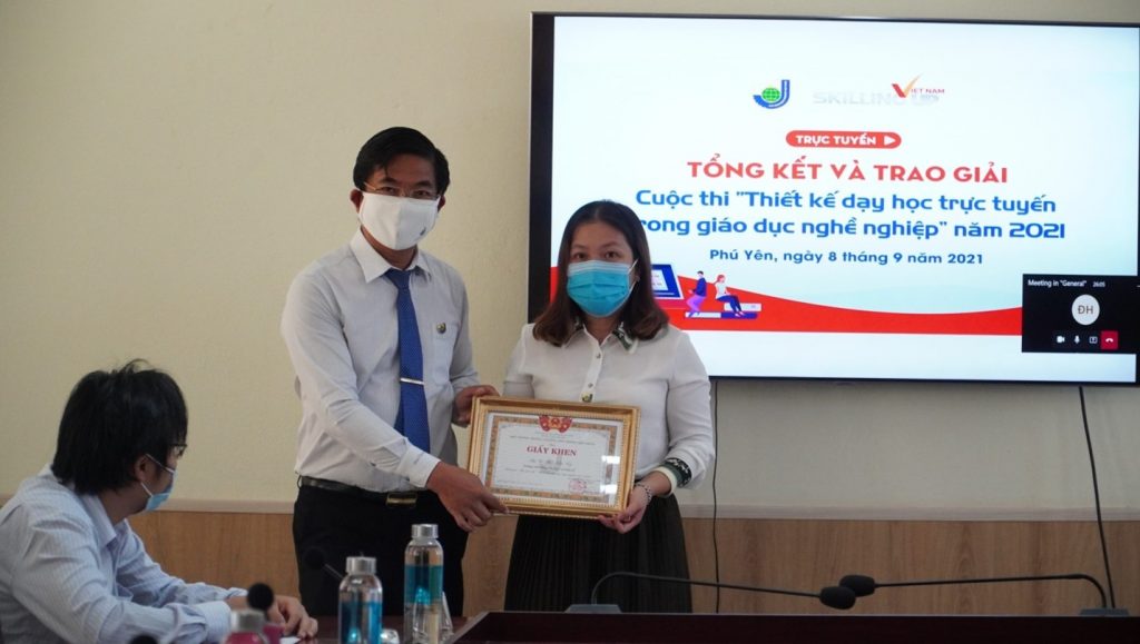 Lecturer Vo Thi Nhu Ly received the second prize from Dr. Tran Kim Quyen, Rector of the college