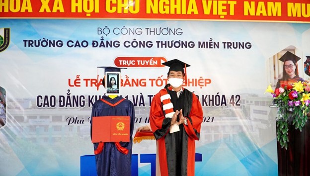 Dr. Tran Kim Quyen, Rector of Mien Trung Industry and Trade College offered diplomas to robots in place of graduates