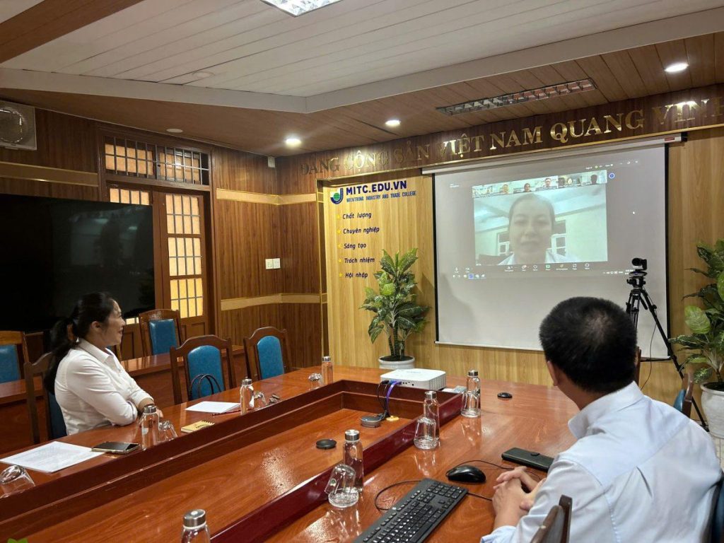 12 MITC teachers have completed the English communication course, preparing the institution to launch two programs taught in English 2