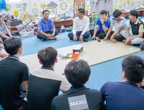 Principal of Mien Trung Industry and Trade College encourages Robocon team before competition departure